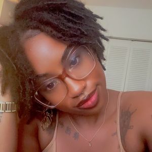 Meet your Posher, Hali